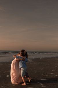 Familieshoot aan het strand, vastgelegd door ByIrisvdZwan, familieshoot in het Westland, 's Garvenzande regio Den Haag