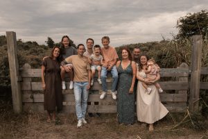 "Gezins- en familiefotoshoot in de duinen – spontane familiefotografie door ByIrisvanderZwan in Westland, regio Den Haag