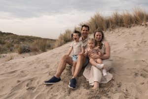“Gezinsfotoshoot in de duinen van ’s-Gravenzande, Westland – ontspannen en warme familiefoto gemaakt door ByIrisvdZwan in de natuur van de regio Den Haag.”