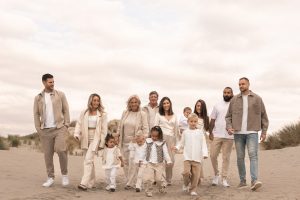 Familie geniet van een ontspannen familieshoot op het strand in het Westland, vastgelegd door fotograaf By Iris van der Zwan in warme natuurlijke tinten.