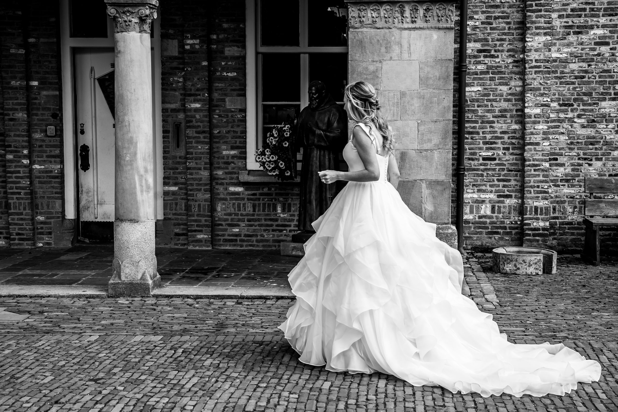 Bruid, details en sfeer van een buitenbruiloft in het Westland, fotografie door By Iris van der Zwan.