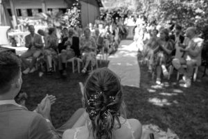 Gasten tijdens de ceremonie, vastgelegd door ByIrisvdZwan, bruidsfotograaf Westland, 's Gravenzande, regio Den Haag