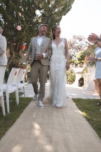 Vader en dochter op bruiloft in Naaldwijk voor ceremonie, vastgelegd door bruidfotograaf ByIrisvdZwan, fotograaf in het Westland, 's Gravenzande, regio Den Haag