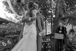 moment na gelofte tijdens ceremonie bruiloft, vastgelegd door bruidsfotograaf ByIrisvdZwan, fotograaf in het Westland, 's Gravenzande, regio Den Haag