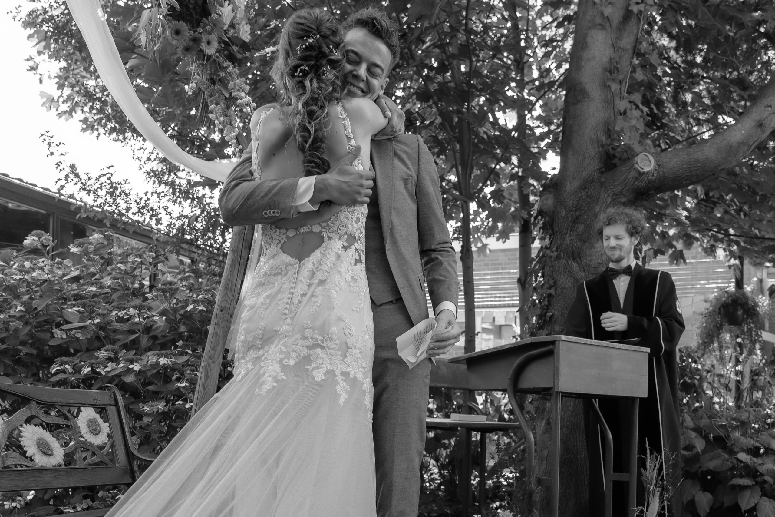 moment na gelofte tijdens ceremonie bruiloft, vastgelegd door bruidsfotograaf ByIrisvdZwan, fotograaf in het Westland, 's Gravenzande, regio Den Haag