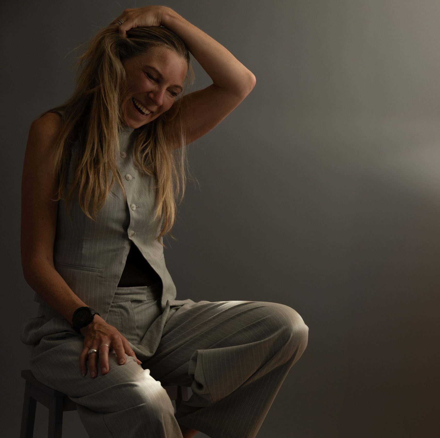 Portretfoto van vrouw met blond haar in natuurlijk licht, zittend op een kruk, vrouwelijke brandingfotografie door ByIrisvdZwan in Westland, ’s-Gravenzande, regio Den Haag