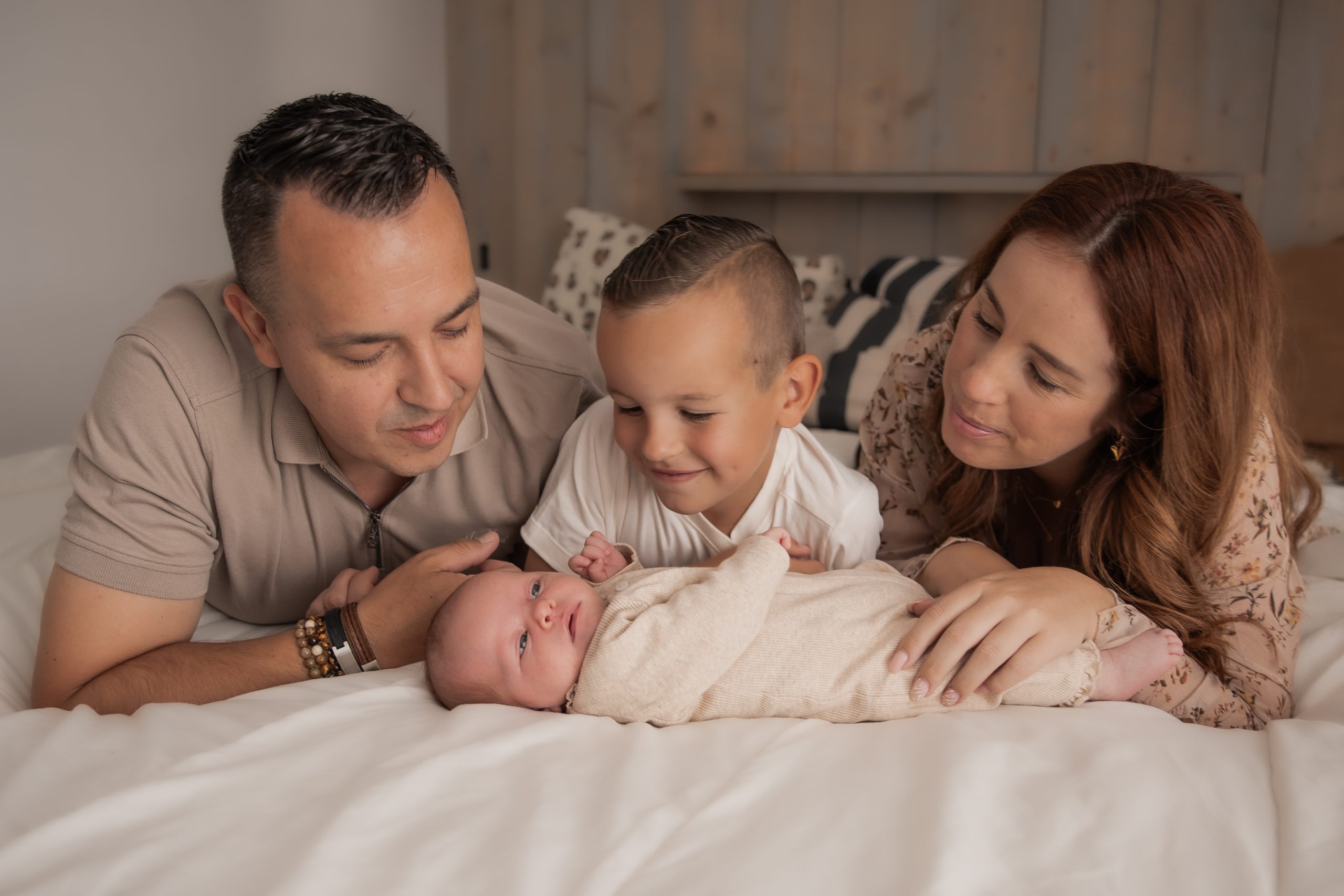 Newbornshoot met ouders en baby op bed, rustige lifestyle newbornshoot aan huis in het Westland, ’s-Gravenzande en regio Den Haag
