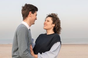 koppel staat liefdevol tegenover elkaar op het strand tijdens een shoot van ByIrisvdZwan in Westland, ’s-Gravenzande, regio Den Haag