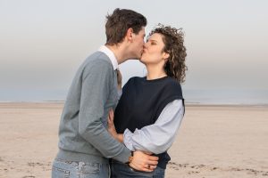 koppel staat liefdevol tegenover elkaar op het strand tijdens een shoot van ByIrisvdZwan in Westland, ’s-Gravenzande, regio Den Haag