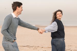 koppel staat liefdevol tegenover elkaar op het strand tijdens een shoot van ByIrisvdZwan in Westland, ’s-Gravenzande, regio Den Haagkoppel staat liefdevol tegenover elkaar op het strand tijdens een shoot van ByIrisvdZwan in Westland, ’s-Gravenzande, regio Den Haag