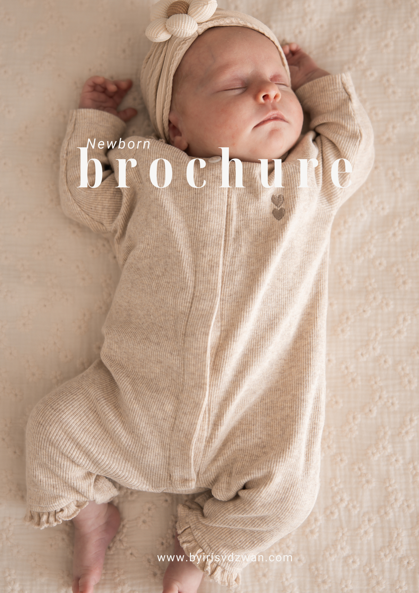 Baby in beige boxpakje tijdens newbornshoot, natuurlijke lifestyle fotografie, ByIrisvdZwan, Westland, ’s-Gravenzande, regio Den Haag