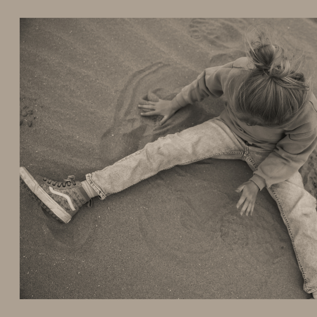 Kind speelt in het zand tijdens een ontspannen familieshoot op het strand van Hoek van Holland, familiefotografie in Westland, regio ’s-Gravenzande en Den Haag door fotograaf ByIrisvdZwan.