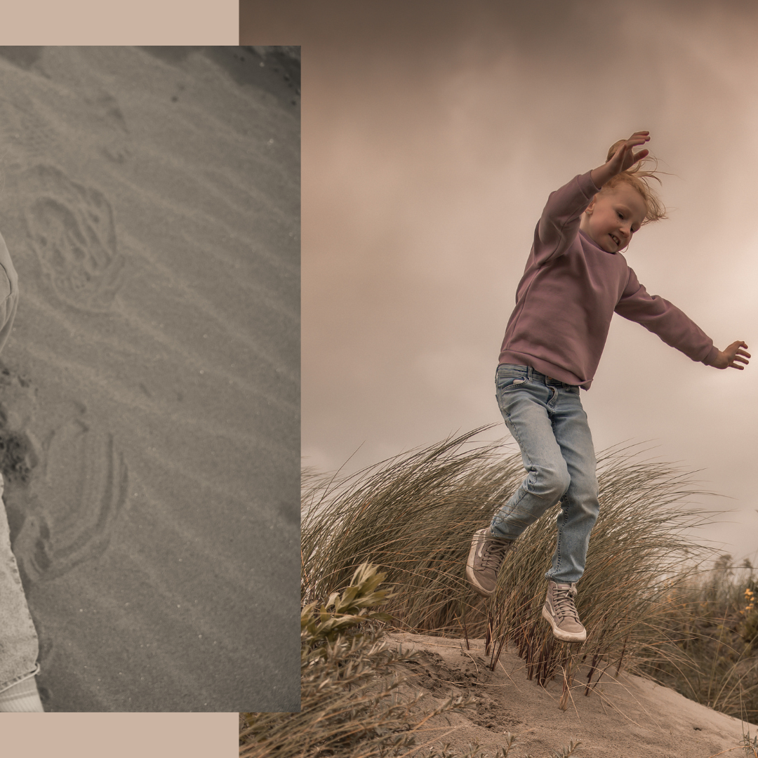 Meisje springt in de duinen tijdens familieshoot in Hoek van Holland, spontane familiefotografie door fotograaf ByIrisvdZwan uit ’s-Gravenzande Westland regio Den Haag