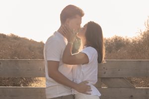 Familieshoot op het strand van Hoek van Holland, ontspannen familiefotografie door fotograaf ByIrisvdZwan uit ’s-Gravenzande, regio Westland en Den Haag