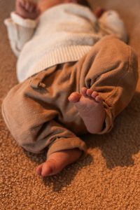 Detail van kleine babyvoetjes tijdens een newbornshoot thuis, vastgelegd door newbornfotograaf ByIrisvdZwan in ’s-Gravenzande, regio Westland en Den Haag.