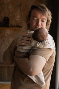 Detail van kleine babyvoetjes tijdens een newbornshoot thuis, vastgelegd door newbornfotograaf ByIrisvdZwan in ’s-Gravenzande, regio Westland en Den Haag.