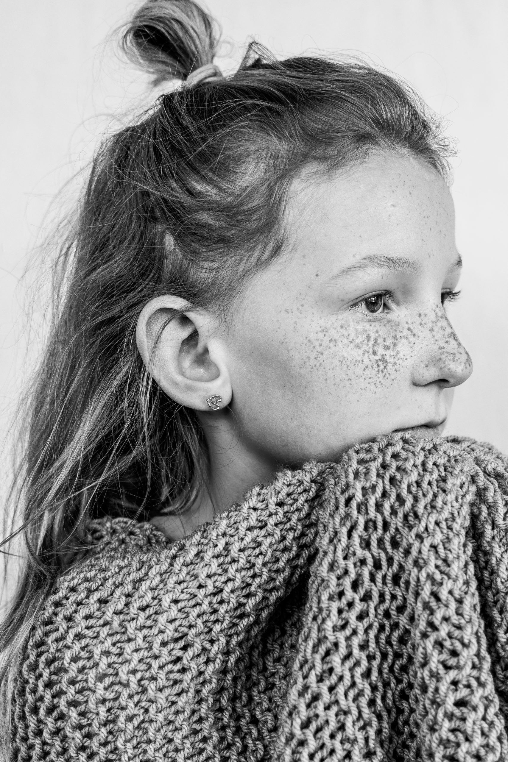 Portretshoot Saar, witte achtergrond, vastgelegd in studio in 's Gravenzande, Westland, regio Den Haag door Portretfotograaf ByIrisvdZwan