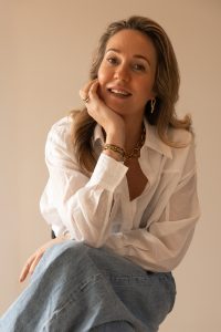 “Portret fotoshoot vrouw in studio, minimalistisch zwart-wit portret met zachte lichtinval, portretfotografie voor vrouwen in ’s-Gravenzande regio Westland Den Haag”