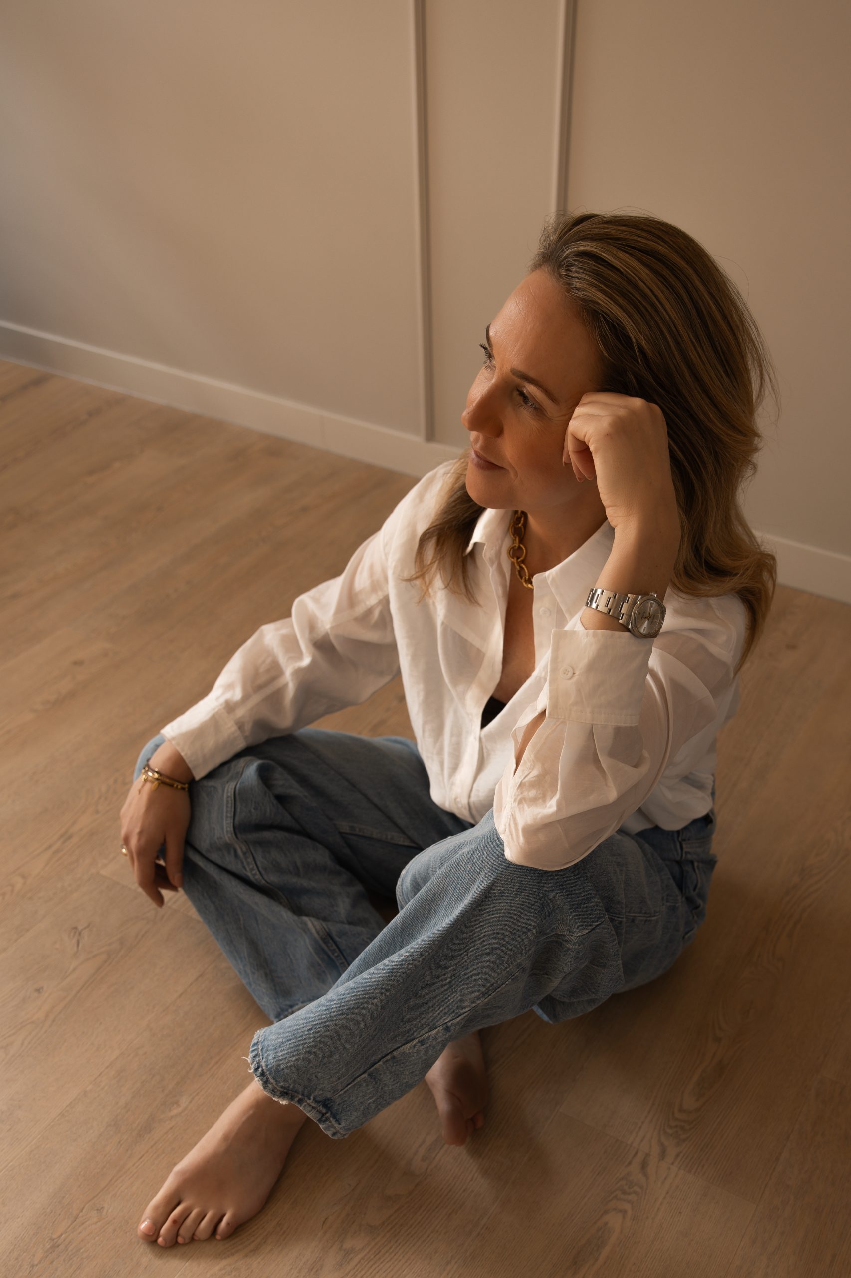 Vrouw met natuurlijke uitstraling tijdens womanshoot, minimalistisch portret bij zacht raamlicht, fotografie ByIrisvdZwan in ’s-Gravenzande, Westland, regio Den Haag