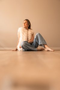 “Brandingshoot vrouw in studio, minimalistisch zwart-wit portret met zachte lichtinval, portretfotografie voor vrouwen in ’s-Gravenzande regio Westland Den Haag”