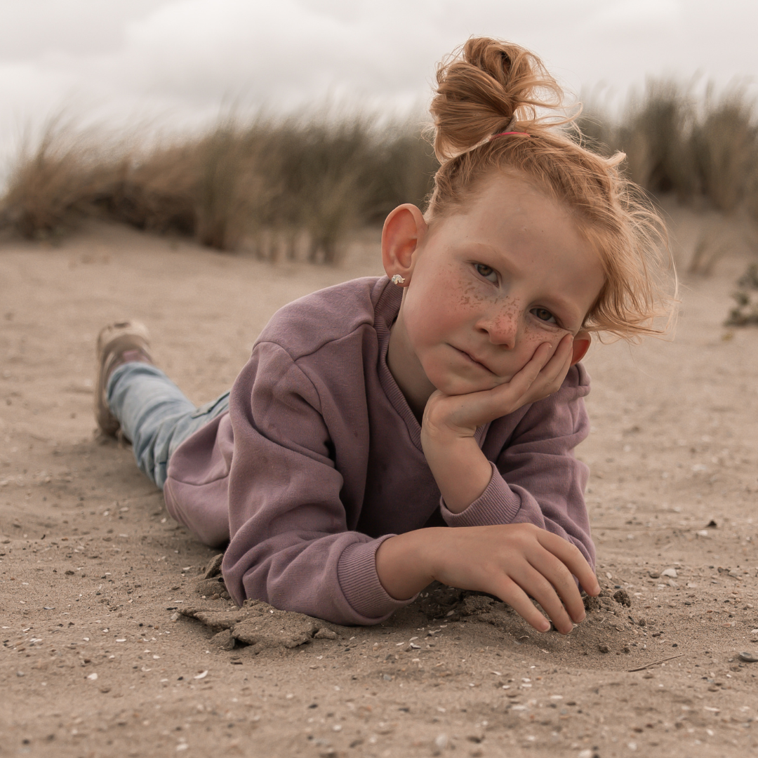 Spontane familiefoto van meisje in de duinen bij Hoek van Holland, familiefotografie Westland regio Den Haag ByIrisvdZwan