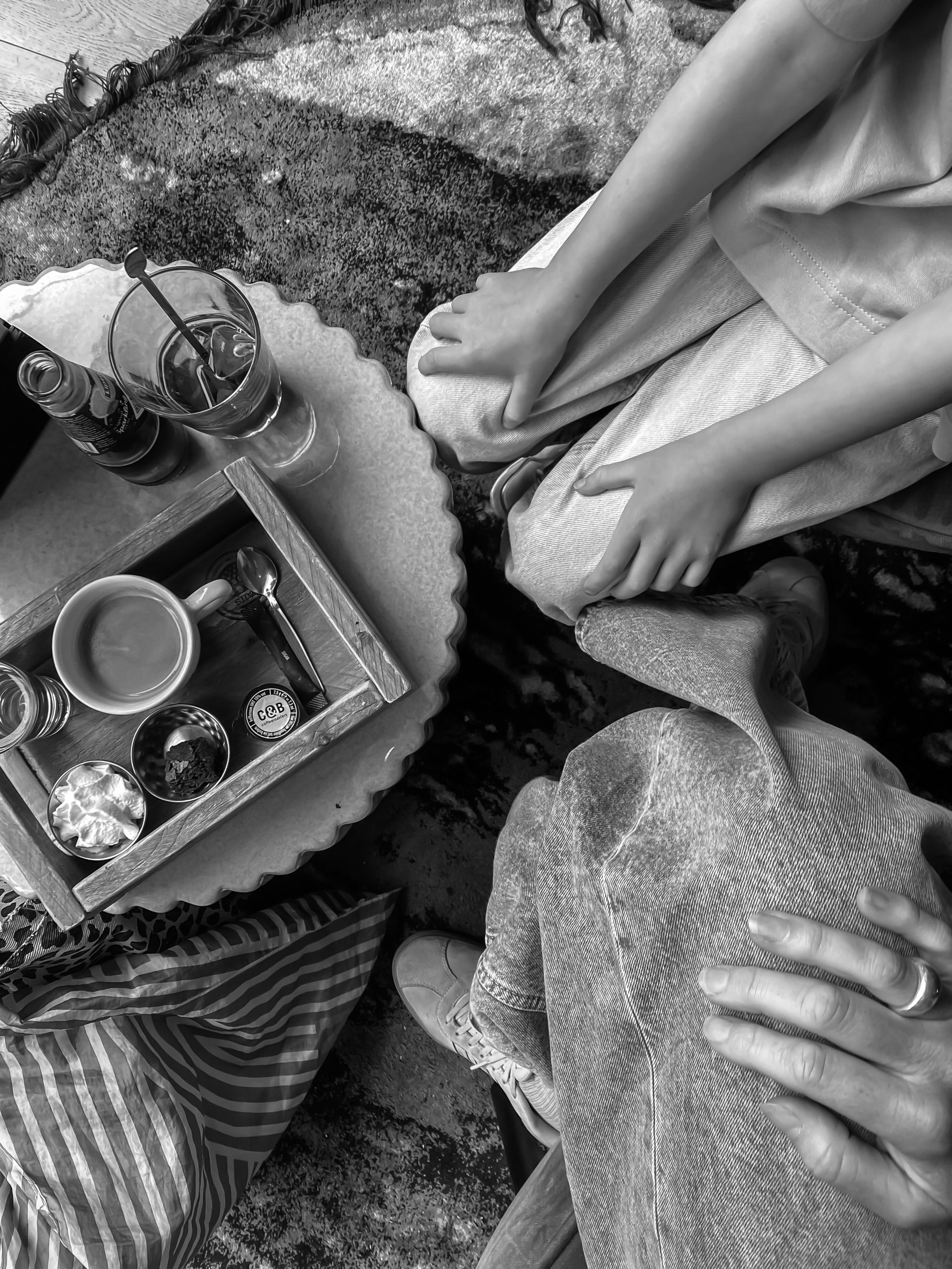 Echt gezinsmoment op de bank met koffie, moeder en kind dichtbij elkaar, spontane lifestyle fotoshoot Westland Den Haag