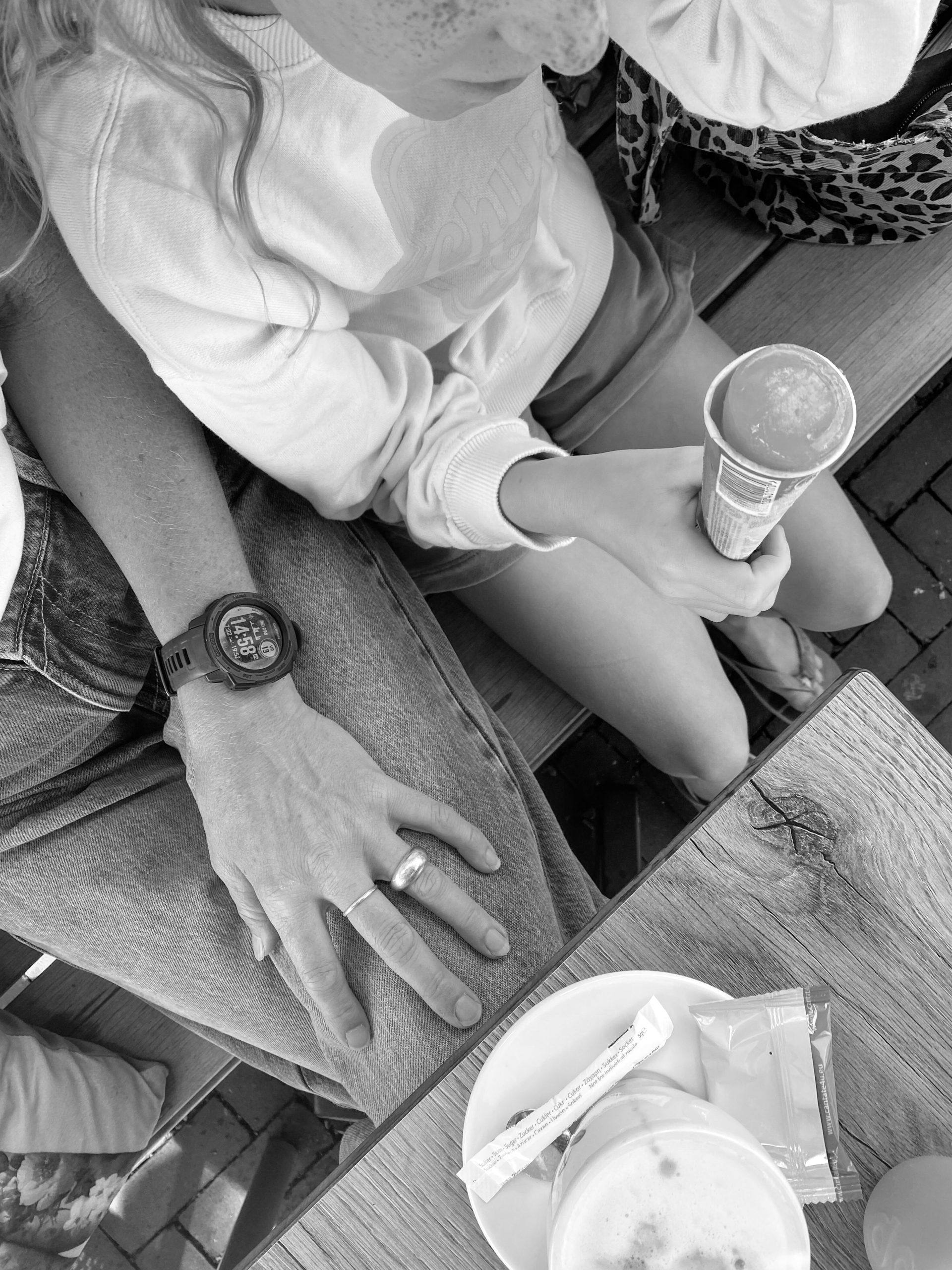 Lifestyle foto moeder met koffie en kind thuis op de bank, ontspannen ochtendmoment, familiefotografie Westland 's-Gravenzande regio Den Haag