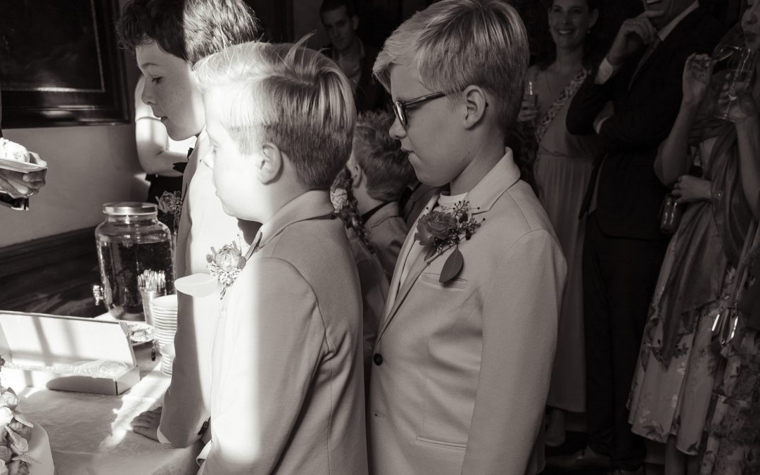 Kinderen op een bruiloft: de momenten die je bruidsfotografie écht maken | ByIrisvdZwan Bruidsfotograaf