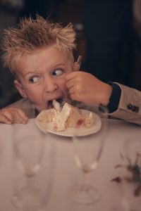Bruidsfotograaf ByIrisVdZwan – klein jongetje in pakje tijdens bruiloft, onbewaakt momentje in zwart-wit | Westland regio Den Haag