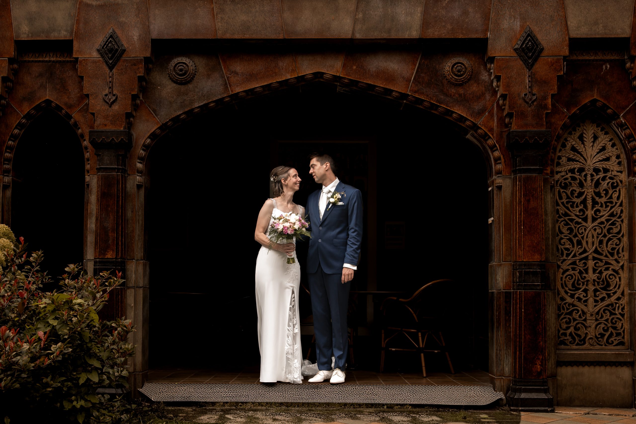 Loveshoot tijdens bruiloft in Delft, gemaakt door bruidsfotograaf ByIrisvdZwan, in Delft, naast de gemeente Westland, regio Den Haag.