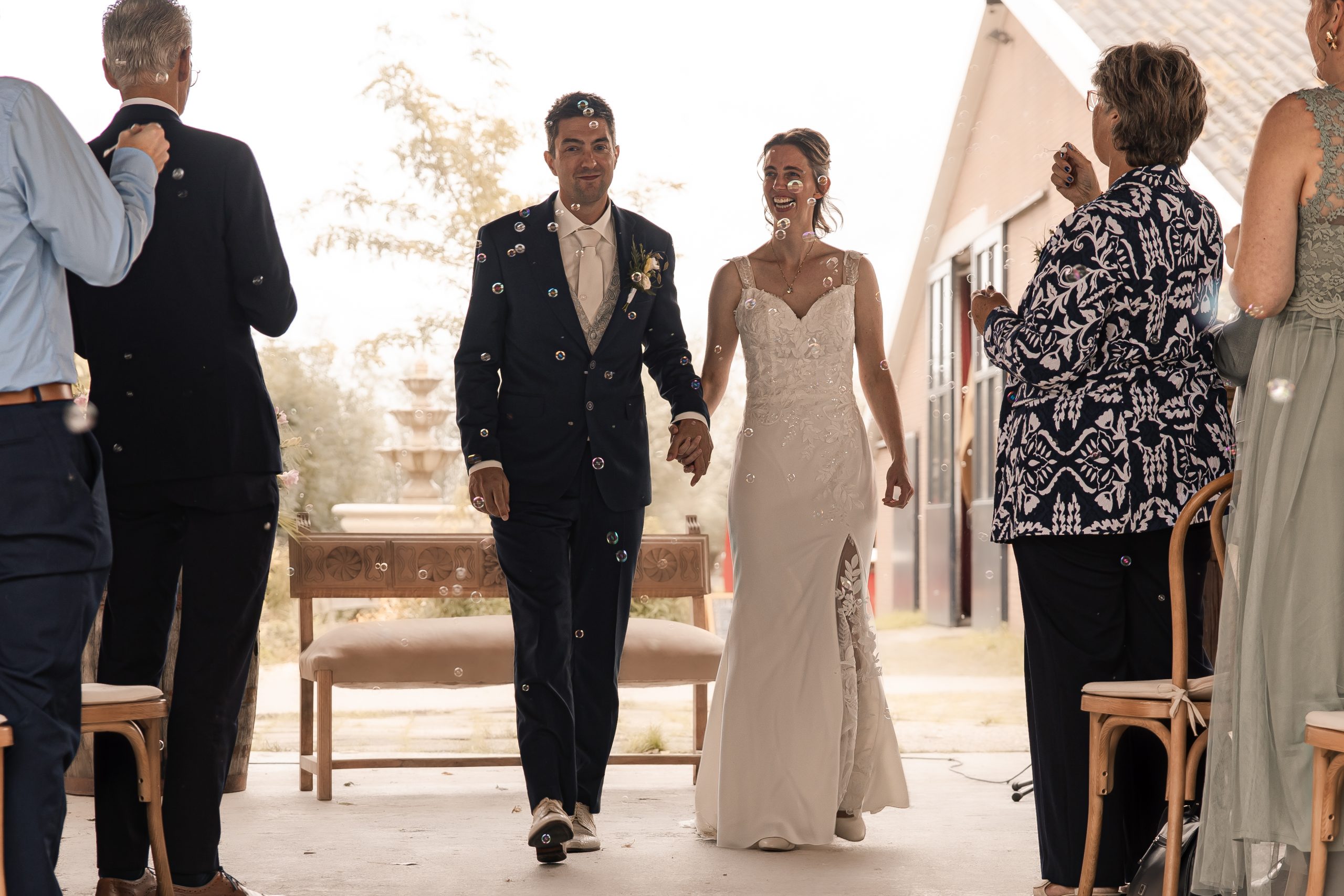Eeinde van een ceremonie in Delft, met een bruidspaar uit Delft, gefeotgrafeerd door trouwfotograaf ByIrisvdZwan, regio Den Haag, Delft, naast het Westland.