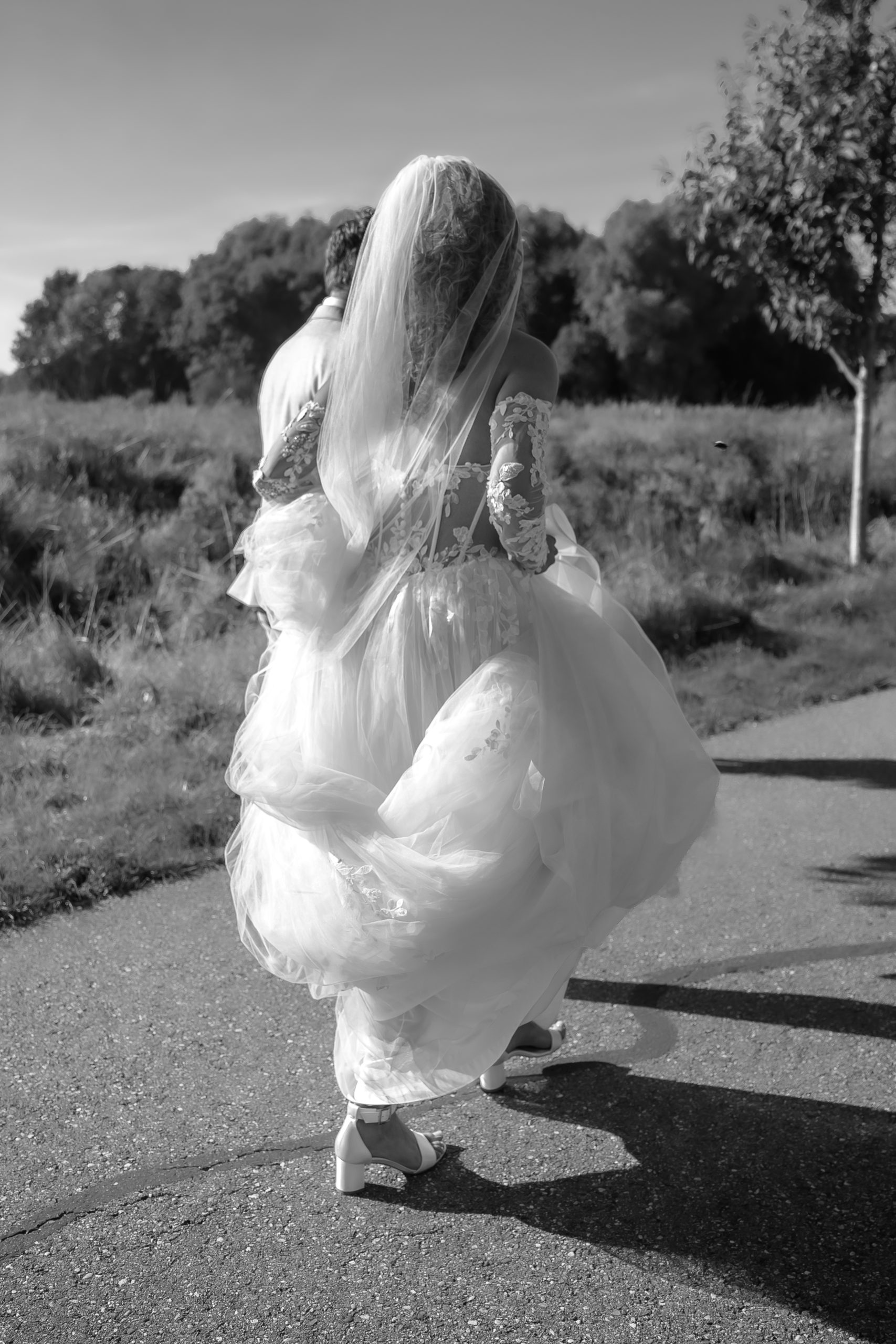 Bruid loop weg tijdens loveshoot bij Kraaienest, vastgelegd door Bruidsfotograaf ByirisvdZwan, Westland, 's Gravenzande, regio Den Haag