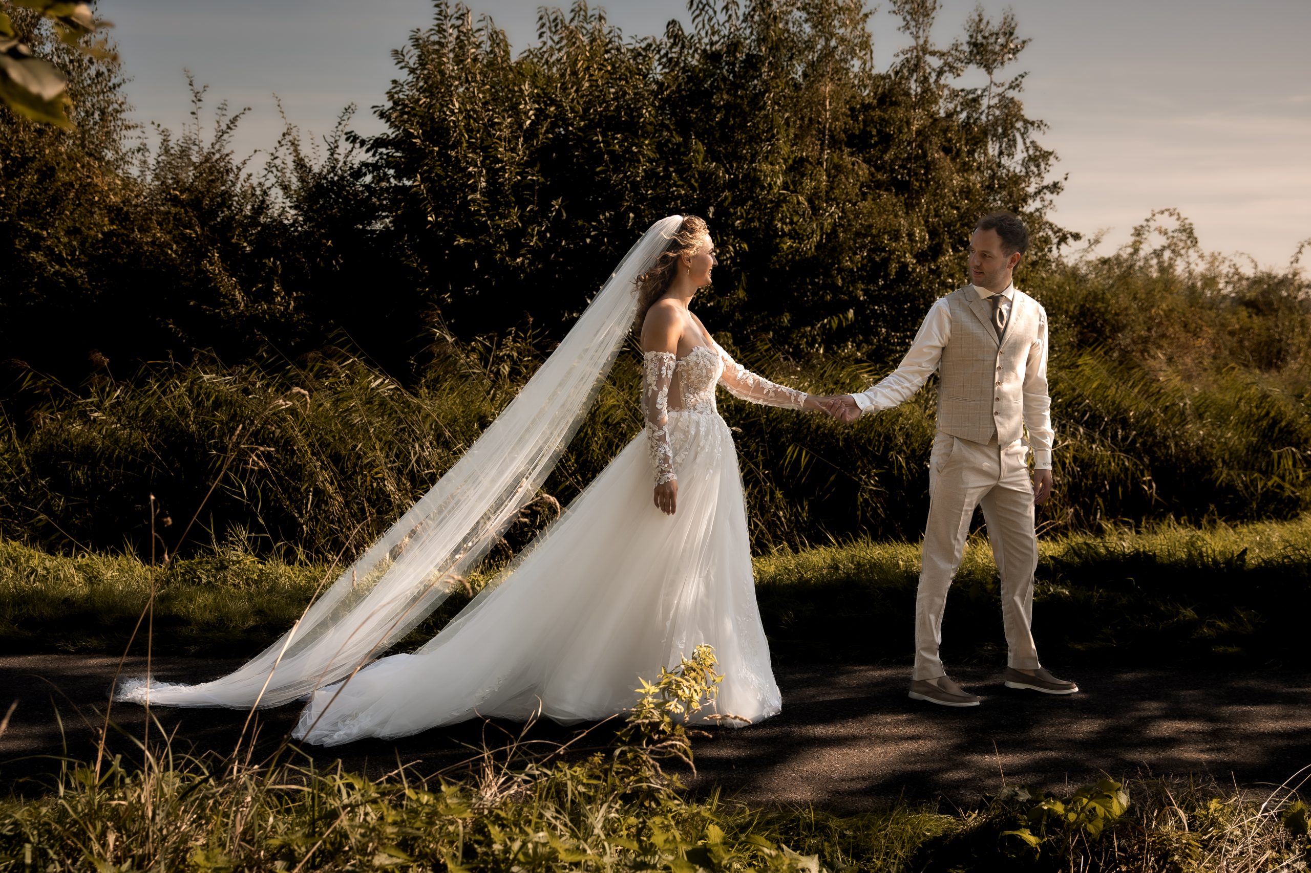 Bruidspaar tijdens loveshoot in De Lier, Kraaijenest, vastgelegd door trouwfotograaf ByIrisvdZwan, uit het Westland, regio Den Haag en De Lier.